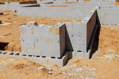 Derinleştirilmiş toprak, duvarların etrafına duvar örmek için kullanılır..