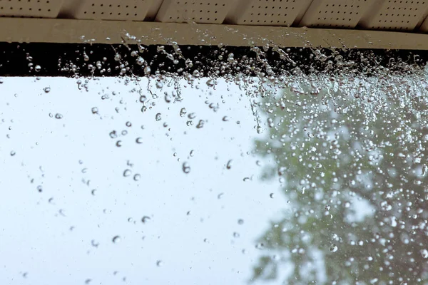 Quando Piove Pesantemente Acqua Fuoriesce Dalle Grondaie — Foto Stock