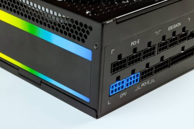 Sistem birimi montajı için beyaz izole arkaplandaki bilgisayara güç desteği