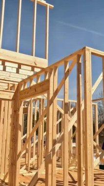 Kirişlerin kiriş kirişlerinden oluşan inşaat sırasında ahşap iskelet taşınmış.