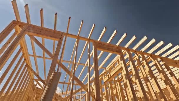 新しい家の建設に使用される木製の梁棒フレームワーク — ストック動画