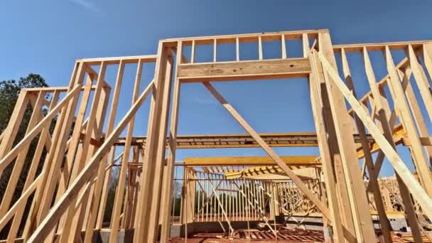 Trámový Klacek Domů Dispozičních Trámů Byl Postaven Dřevěným Rámem — Stock video