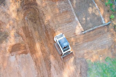 Çevre düzenlemesinde kullanılan traktör inşaat çalışmalarını kolaylaştırıyor