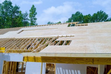 İnşaat sırasında inşaat alanındaki ahşap bir evin çatısında kontrplak bulundu.