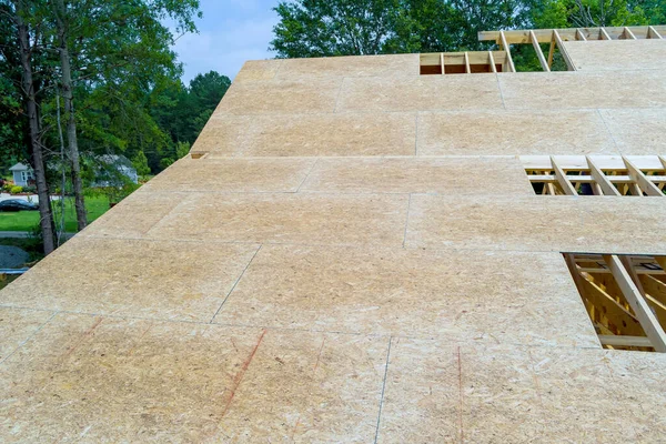 Budowa Nowej Drewnianej Sklejki Dachowej Odbywa Się Placu Budowy — Zdjęcie stockowe