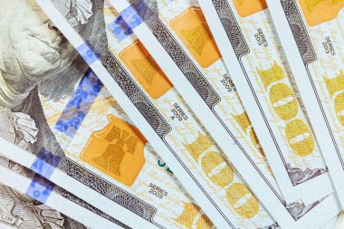 Yakın çekim tasarım detayları ön tarafta 100 dolar para kısmen Amerika Birleşik Devletleri banknotları