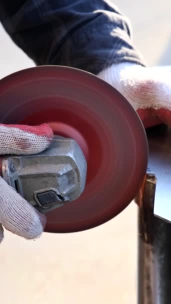 Using Grinding Iron Worker Polished Metal Surfaces — Vídeo de Stock