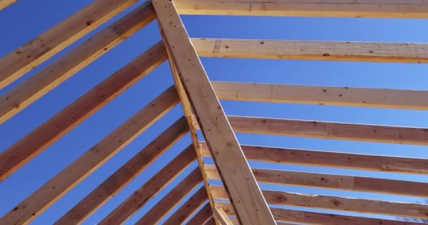 Struktur Bingkai Konstruksi Balok Interior Papan Kayu Yang Dirakit Atap — Stok Video