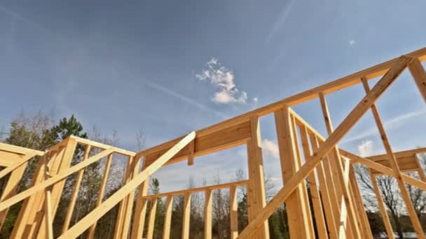 Construção Durante Montagem Vigas Madeira Para Formar Estrutura Uma Casa — Vídeo de Stock