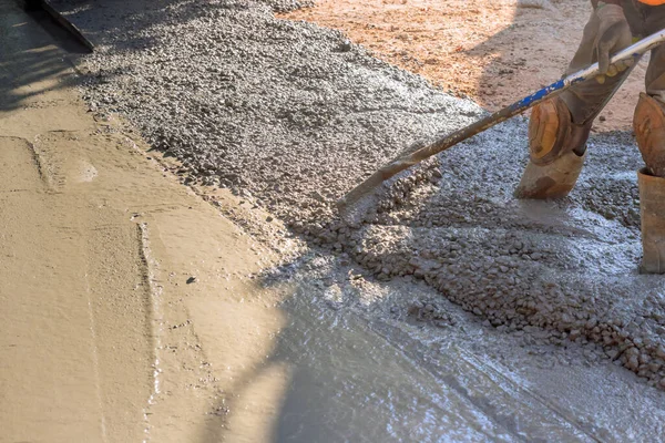 Εργαζόμενοι Στο Εργοτάξιο Πτυσσόμενο Σκυρόδεμα Έτοιμο Μίγμα Σπάτουλα Ισοπέδωση Σκυροδέματος — Φωτογραφία Αρχείου