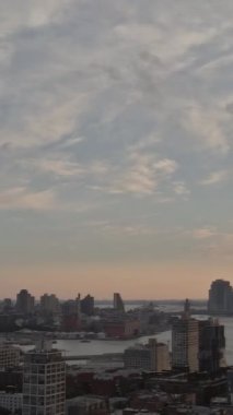 East River Williamsburg Köprüsü 'nde güneş batarken Brooklyn' den çarpıcı panoramik manzara sergileniyor..