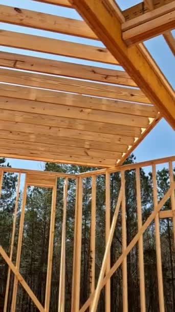 Stavba Dřevěného Domu Začíná Rámováním Trámů Které Podporují Rozložení Trámů — Stock video