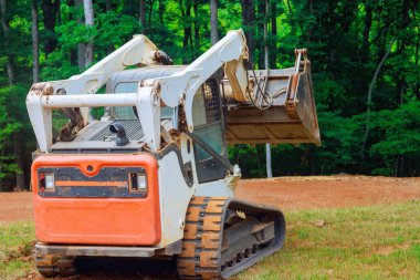 Peyzaj çalışmalarında Mini buldozer kullanımı, toprağın kesin bir şekilde yer değiştirmesini ve toprak dönüşümünün sağlanmasını içerir..