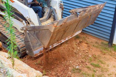 Mini buldozer, arazide ustalıkla manevra yaparak toprağın gelişmesine katkıda bulunarak Dünya 'nın hareketlerini etkili bir şekilde gerçekleştirir..