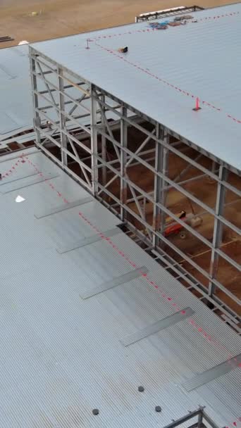 Fachwerkkonstruktion Eines Industrielagerhauses Auf Der Baustelle — Stockvideo