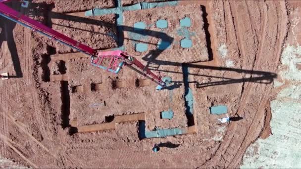 Arbeiter Gießt Zementbeton Lenkt Automatische Pumpe Fundament Für Schlauch Legen — Stockvideo
