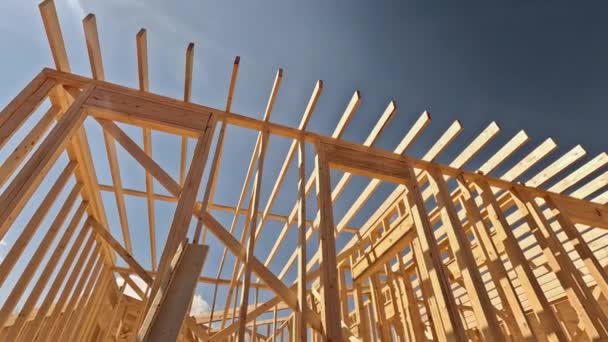 Ein Holzbalkengerüst Das Für Den Bau Eines Neuen Hauses Verwendet — Stockvideo
