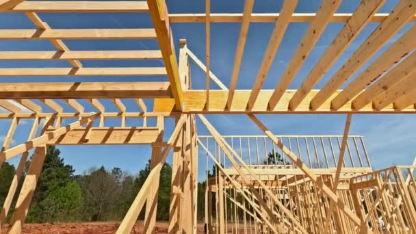 内側のフレームは 新しい家に建設中の木製の梁をサポートします — ストック動画