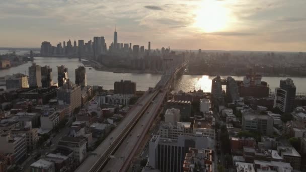 夕暮れの間 ニューヨーク市のマンハッタンのスカイラインは イースト川を渡って見ることができ ウィリアムズバーグ橋によって壮大に囲まれています — ストック動画