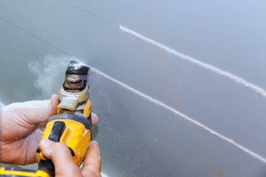 Duvara bir elektrik kablosu döşemek için, alçı levhanın çoklu araçla kesilmesi gerekiyor