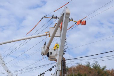 Kasırganın yol açtığı hasarı gidermek için elektrik hatları üzerinde çalışan tamircilerin özel çabaları gerekiyor.