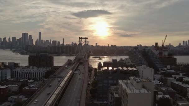 뉴욕시의 윌리엄스버그 다리는 이스트 리버를 맨해튼의 파노라마 전망을 — 비디오
