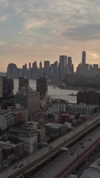 Tijdens Zonsondergang Panoramisch Uitzicht Zichtbaar Manhattan East River Doorkruist Door — Stockvideo