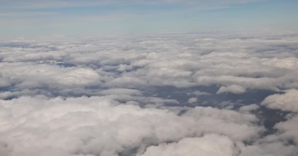 Uçuş Sırasında Arka Planda Mavi Gökyüzü Olan Bir Uçağın Penceresinden — Stok video