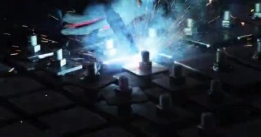 Koruyucu maske takan ağır endüstri işçisi çelik ve fabrika ortamında argon giyen diğer ürünleri kaynaklıyor.