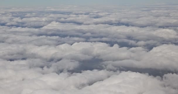 Güzel Mavi Kabarık Bulutların Üzerindeki Bir Uçak Penceresinden Güzel Manzaralar — Stok video