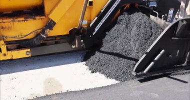 Otoyol inşaatı sırasında yeni bir yol oluşturmak için asfalt kaldırım makinası buharlı yol silindiri kullanılır.