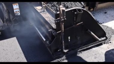 Asfalt yolda asfalt döşeme işlemi asfalt özel makineler, ağır titreşimli silindir kaldırım