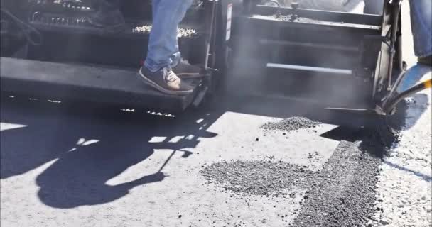 作为铺装过程的一部分 在新公路的施工中使用蒸汽辊和沥青摊铺机 — 图库视频影像