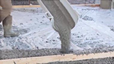 Karıştırıcı kamyonu ıslak çimento döküyor. Evin yakınındaki garaj yolu için karışık beton hazır.