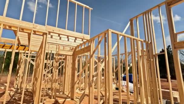 木造建築の枠組みは梁の梁のジョイストトラスで構成された家の間に運ばれた — ストック動画