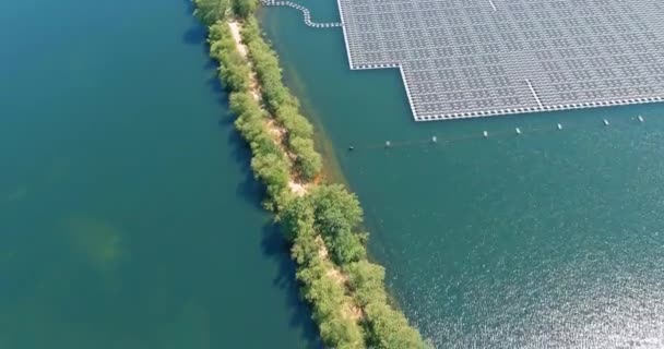 Technologia Energii Odnawialnej Pływającymi Panelami Słonecznymi Służącymi Jako Alternatywne Źródło — Wideo stockowe