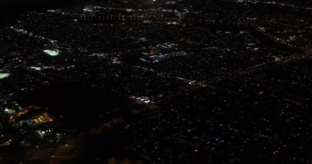 Nocne Niebo Jest Oświetlone Przez Samolot Latający Nad Miastem — Wideo stockowe
