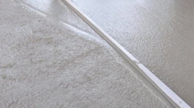 İnşaat işçisi çimento döken bir kaldırımı yerle bir etti..