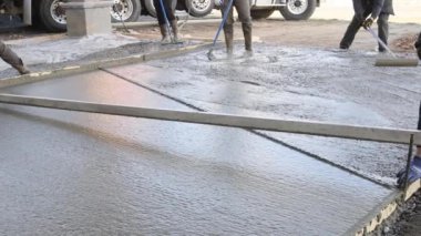 İnşaat işçileri beton döşeme işleriyle meşguldü.