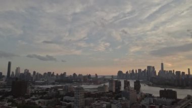East River Williamsburg Köprüsü 'nde güneş batarken Brooklyn' den çarpıcı panoramik manzara sergileniyor..