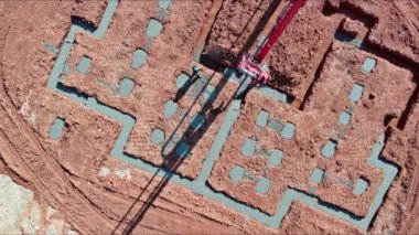 Beton şerit temeller kullanılarak evin inşaat sürecinde çimento yönlendirmek için otomatik pompa kullanılır.
