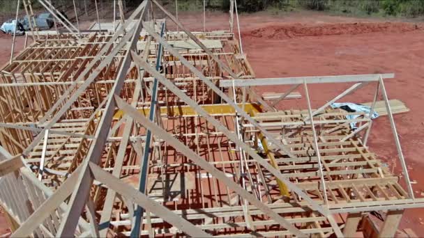 由桁架制成的木制屋架是作为新型梁柱的一部分建造的 — 图库视频影像