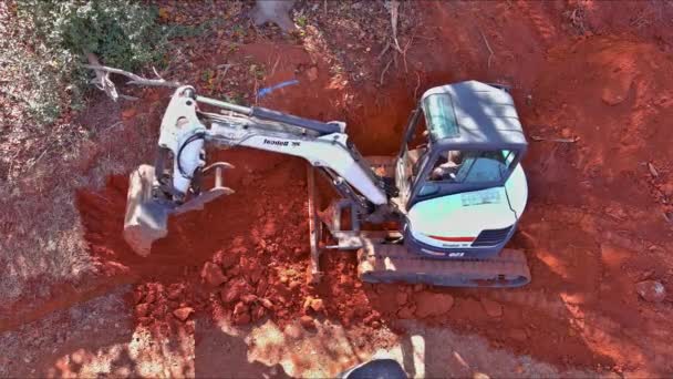 履带式挖掘机在工地挖土施工中的履带式挖掘机 — 图库视频影像