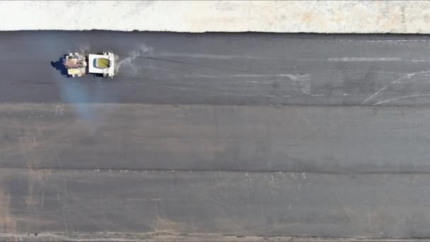 振动压路机操作员铺沥青施工工人 — 图库视频影像