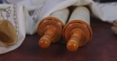 Tallit boynuzlu bir ortodoks dua şalı ve Tevrat sembollü bir shofar boynuzu.