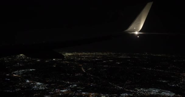 Samolot Cichu Przesuwał Się Nocnym Niebie Mijając Migające Światła Miasta — Wideo stockowe
