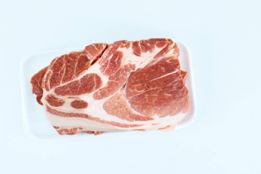 Büyük parçalar taze et, yalıtılmış beyaz arka planda domuz eti.