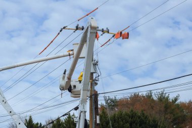 Kasırgadan sonra, tamirciler hemen elektrik hatları üzerinde çalışmak için sevk edildi..