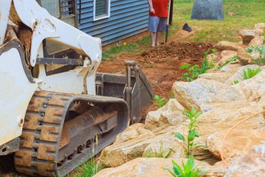 Titiz toprak hareket kabiliyetleri sayesinde mini buldozer bölge estetiğinin gelişmesine önemli ölçüde katkıda bulunuyor.
