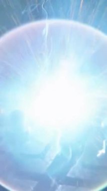 Argon kaynaklı koruyucu maskeyle çelik ve fabrika ekipmanları profesyonel ağır sanayi işçisi olarak kullanılıyor.